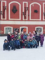 У театра